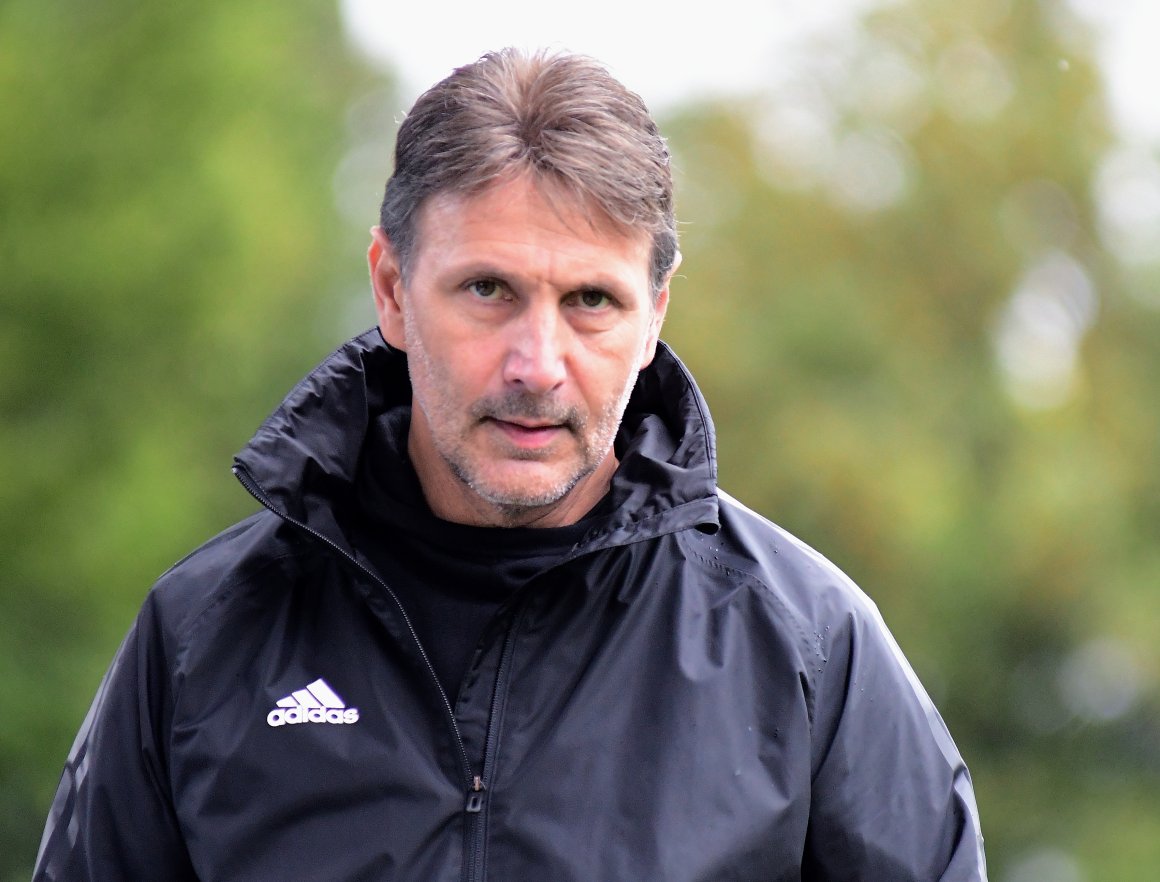 Jochen Walter guckt nicht grundlos verärgert drein: Er muss den Zerfall seiner Mannschaft im laufenden Betrieb verhindern.