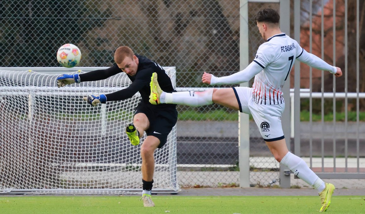 Lange hielt TSG-Keeper Bastian Rosinus (gegen Gianni Auletta), durch das Fehlen von Tim Heberer ins Team gerückt, seinen Kasten sauber, bei den Gegentoren sah er dann äußerst unglücklich aus.