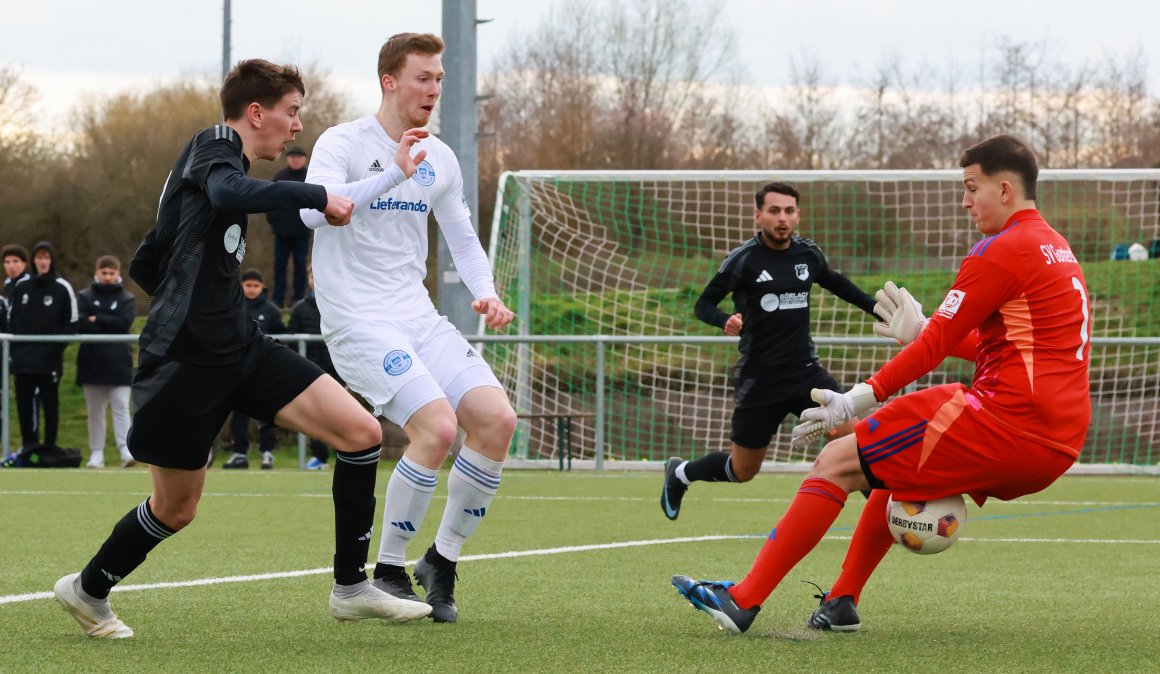 Eine der Saulheimer Chancen, um das Spiel früher zu entscheiden: Aron Habich scheitert mit diesem Tunnel an Torwart Fabio Diehl.