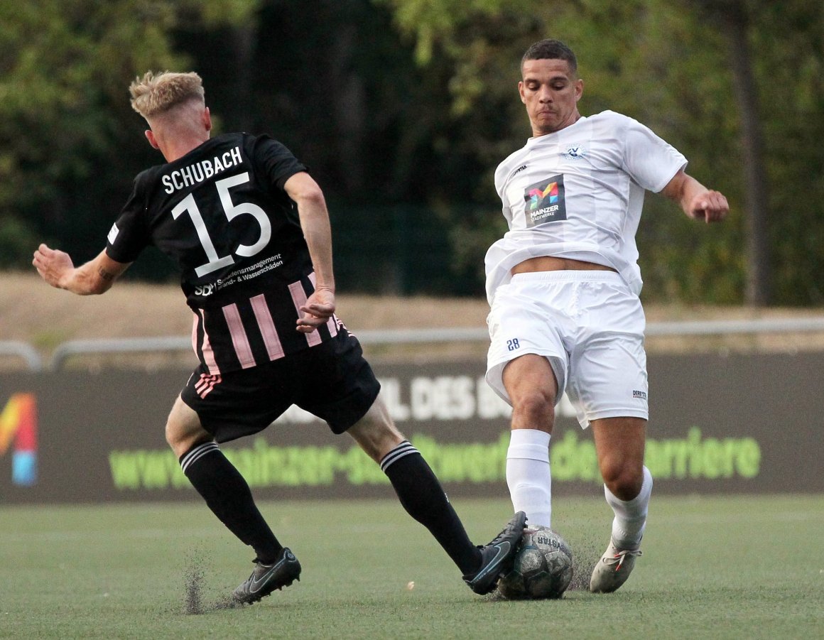 Karim Zeghli (r.), hier in einem seiner letzten Spiele für den SV Gonsenheim.