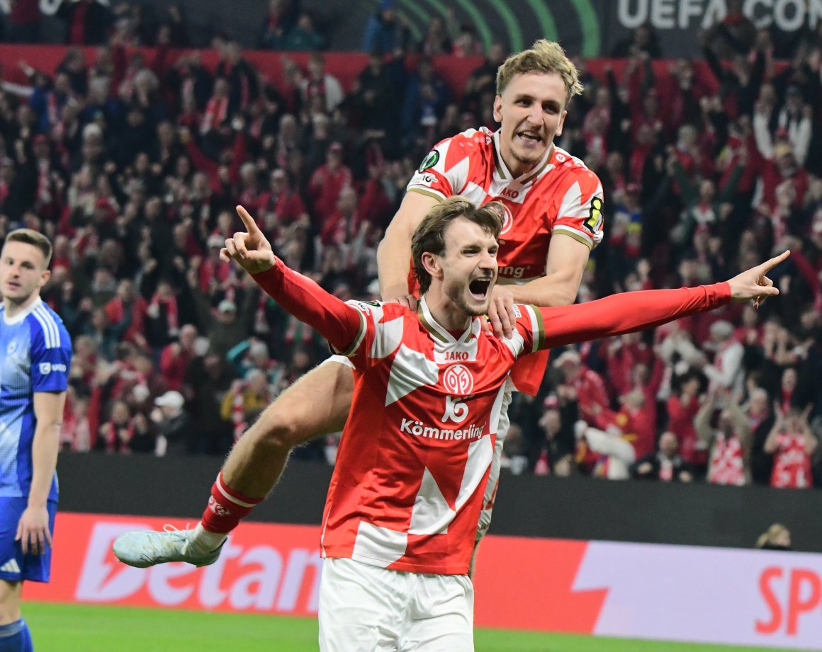 Stefan Poschs erster Treffer im 05-Trikot öffnete die Tür zum Viertelfinale, Nelson Weiper wäre am liebsten hindurchgesprungen.