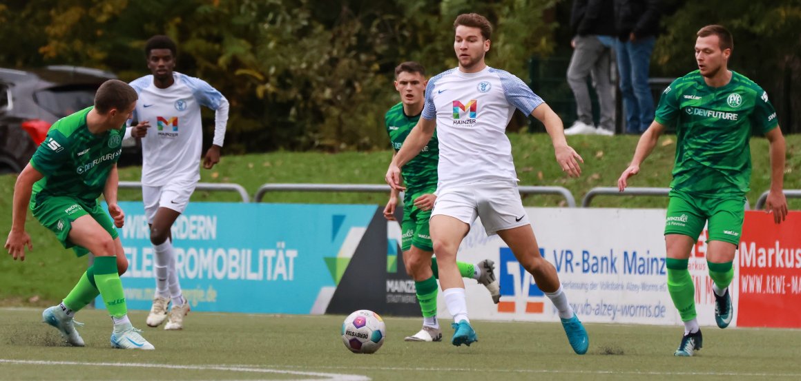 Das 7:0 gegen den FV Engers war für den SV Gonsenheim (M. Maurice Neukrich, l. Nokouri Hangatta) der höchste Sieg in der vorigen Saison.
