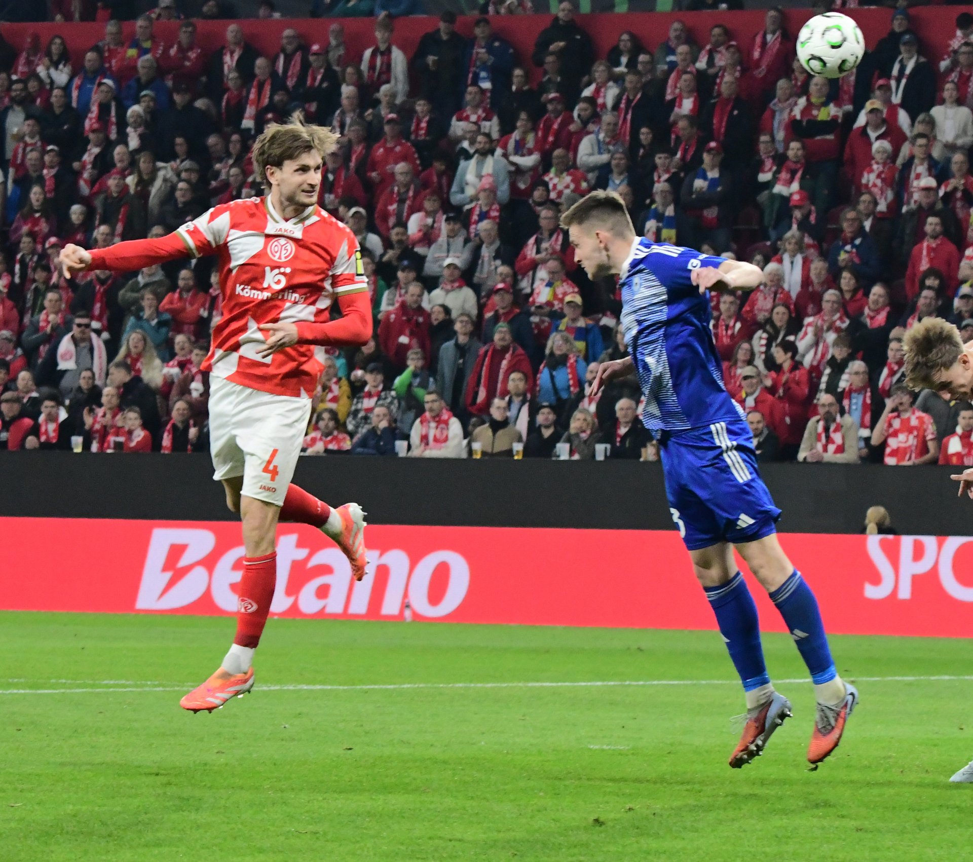 …und zwar mit diesem Kopfball nach einer Flanke von Paul Nebel.