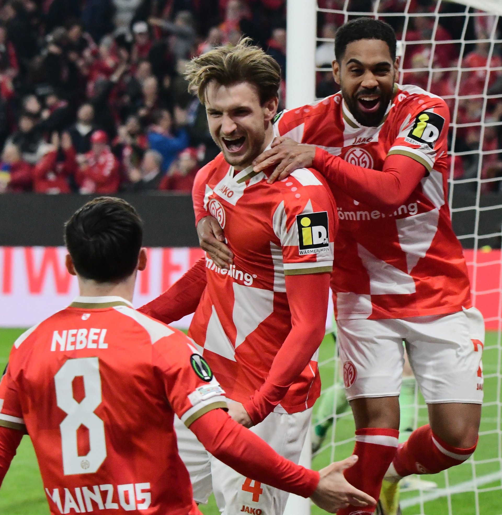 Phillipp Mwene sprang seinen österreichischen Landsmann vor Begeisterung an... 