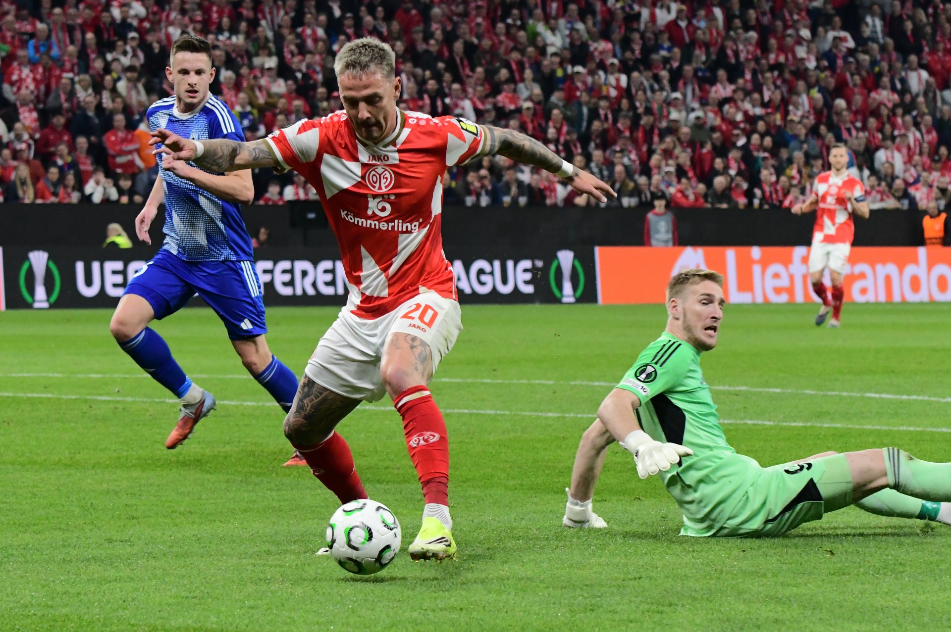 ...Torwart Jan Koutny umkurvte und den Ball...