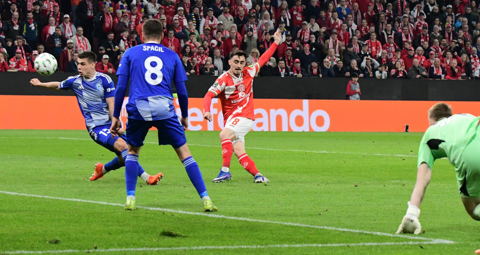 ...auf Paul Nebel zurücklegte, der zu hoch zielte.