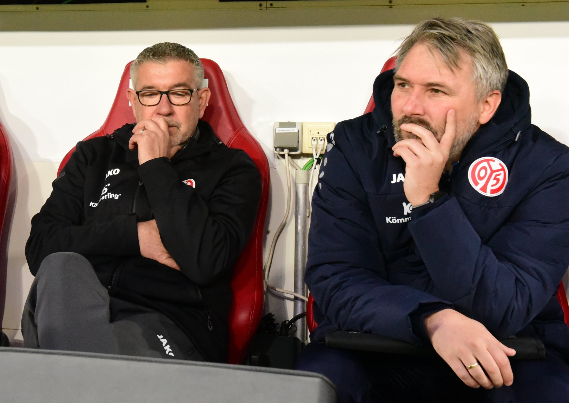 Kontemplative Ruhe oder leichte Anspannung? Trainer Urs Fischer und Kotrainer Michael Silberbauer vor dem Anpfiff.