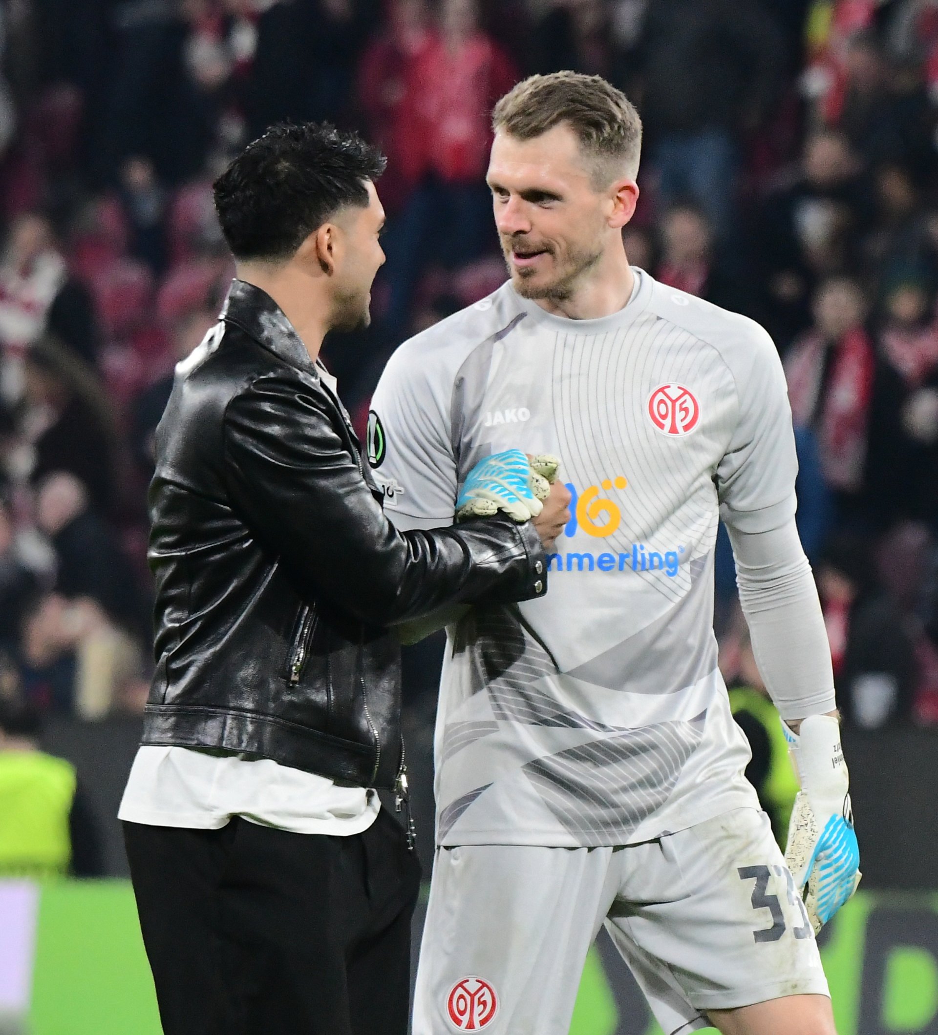 …als Daniel Batz nach dem Spiel mit dem verletzten Nadiem Amiri plauderte, lag ein ziemlich entspannter Abend hinter dem Mainzer Torwart.