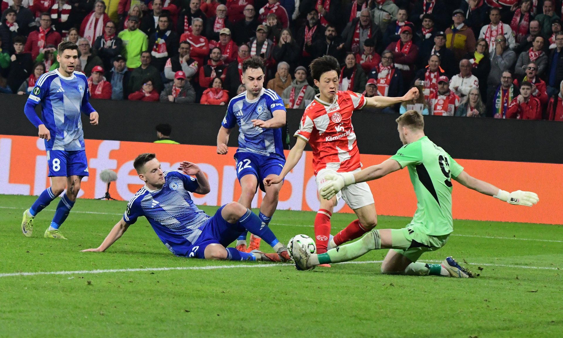 An Möglichkeiten, das Ergebnis in die Höhe zu schrauben, mangelte es den 05ern nicht. In dieser Szene wird Jae-sung Lee im letzten Moment entscheidend gestört.