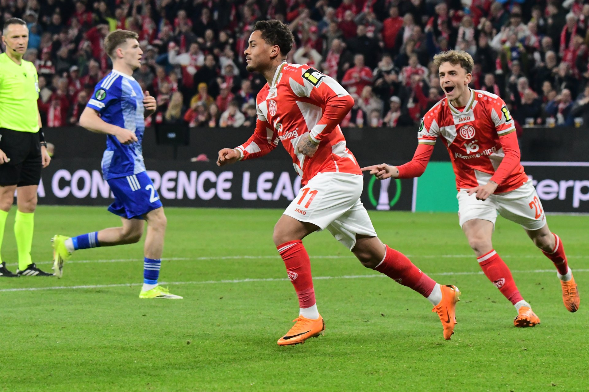 …und der dreht hier schon ab, nachdem er den Ball aus der Drehung ins lange Eck geschossen hat.