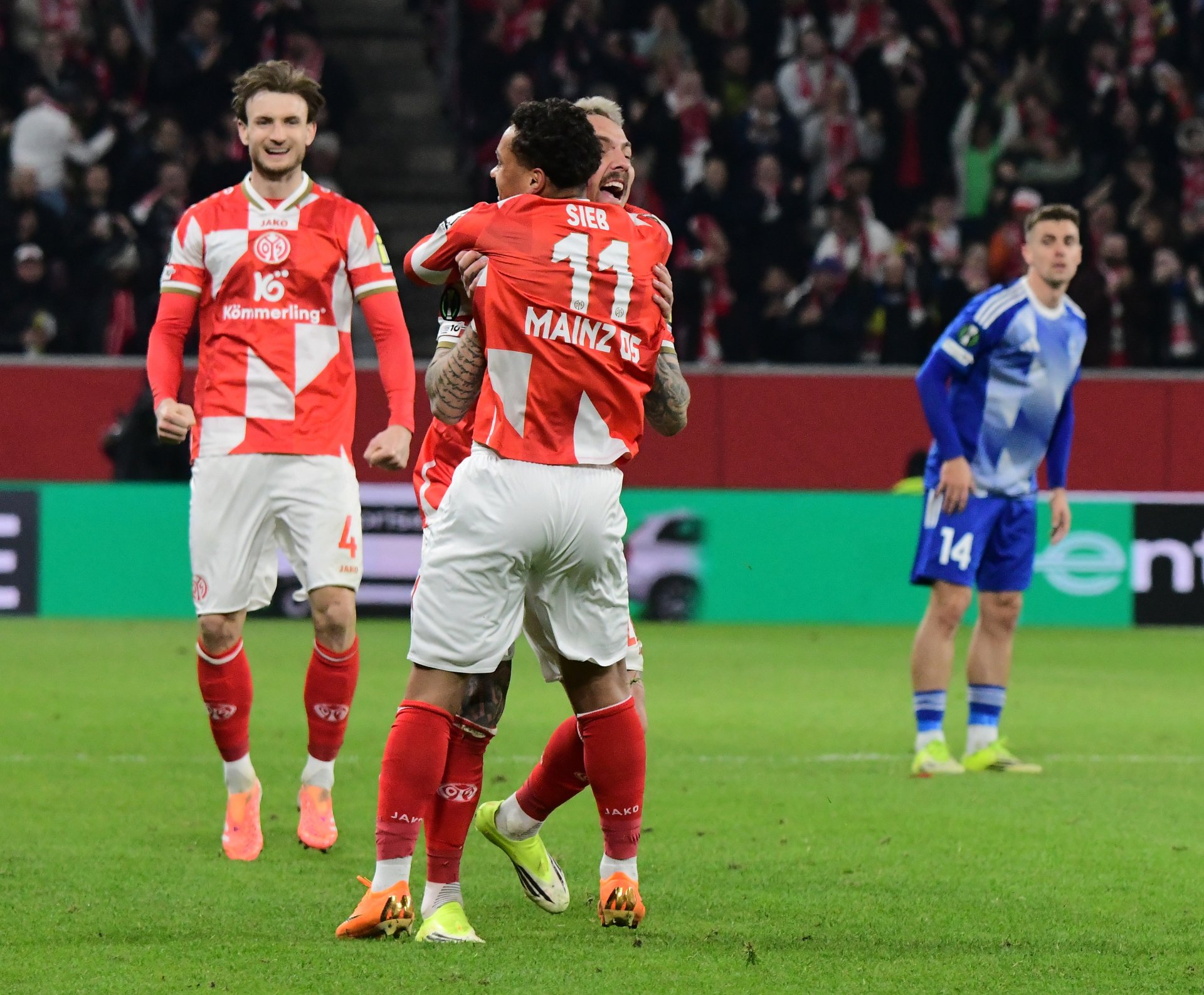 Erster Gratulant ist, wie so oft, Phillip Tietz…