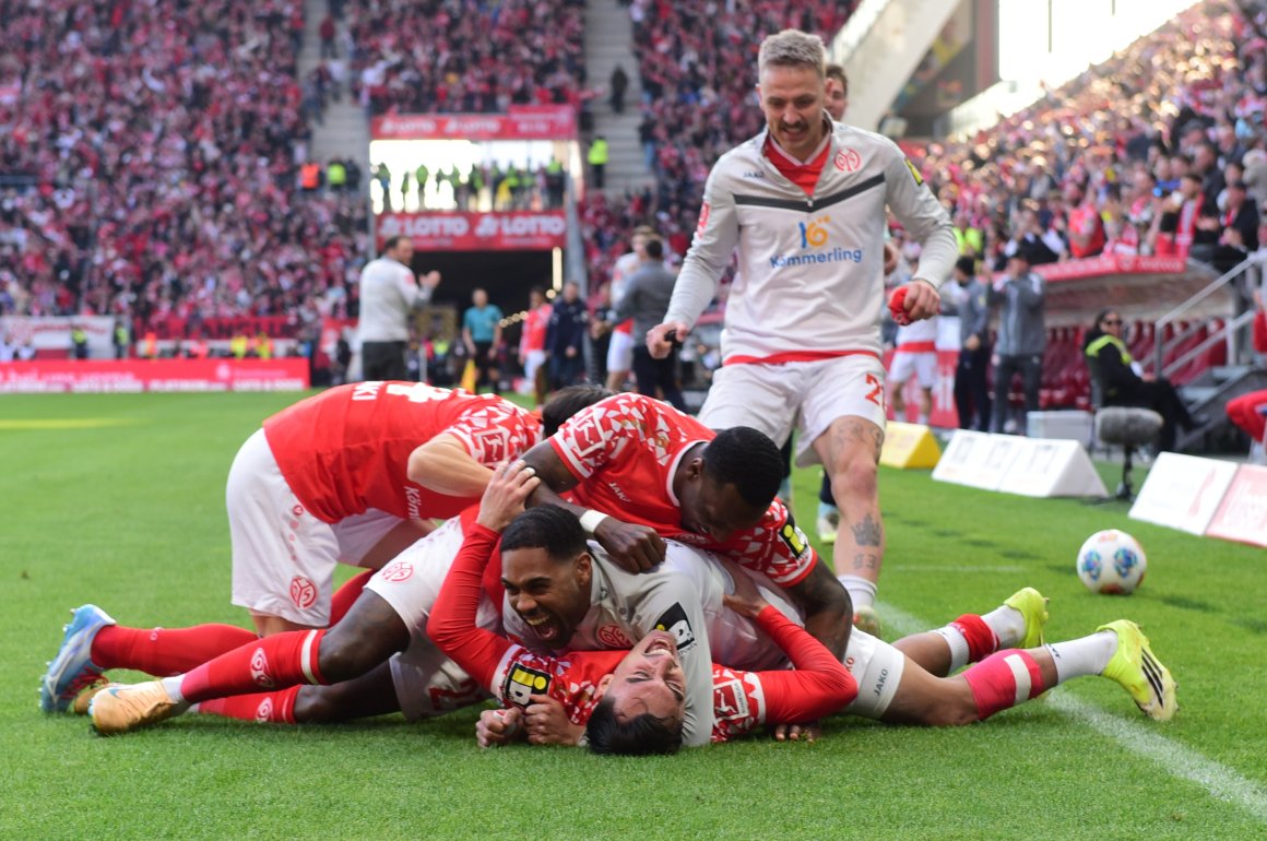 Da bleibt dir doch die Luft weg: Paul Nebel wird nach seinem Treffer zum 2:1 unter den Kollegen begraben, und Phillip Tietz kommt erst noch.