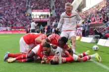 Da bleibt dir doch die Luft weg: Paul Nebel wird nach seinem Treffer zum 2:1 unter den Kollegen begraben, und Phillip Tietz kommt erst noch.