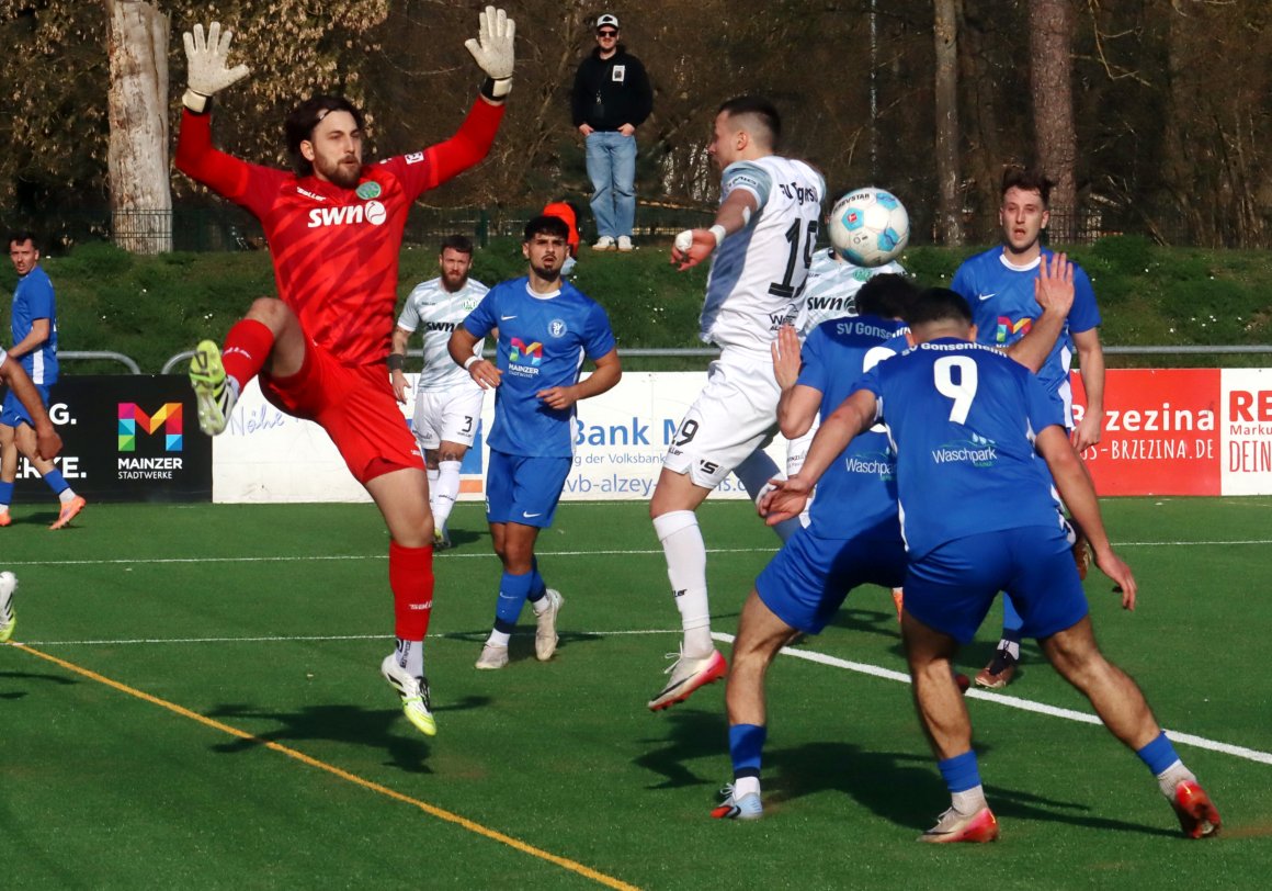 Die Wende kam nach der Pause: Enis Coric (vorne) köpft am langen Pfosten lauernd einen Flankenball zum Ausgleich ein.