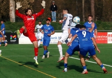 Die Wende kam nach der Pause: Enis Coric (vorne) köpft am langen Pfosten lauernd einen Flankenball zum Ausgleich ein.