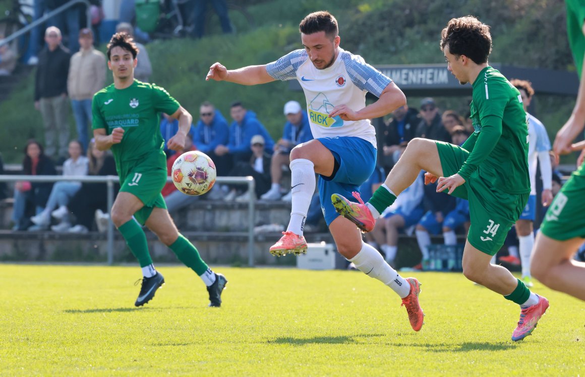 Torschützen unter sich: Maurice Göbig (M.) traf per Strafstoß für die Mommenheimer, Paul Kammerer hatte zuvor einen Freistoß aus 30 Metern zum 0:3 in den Winkel gesetzt.