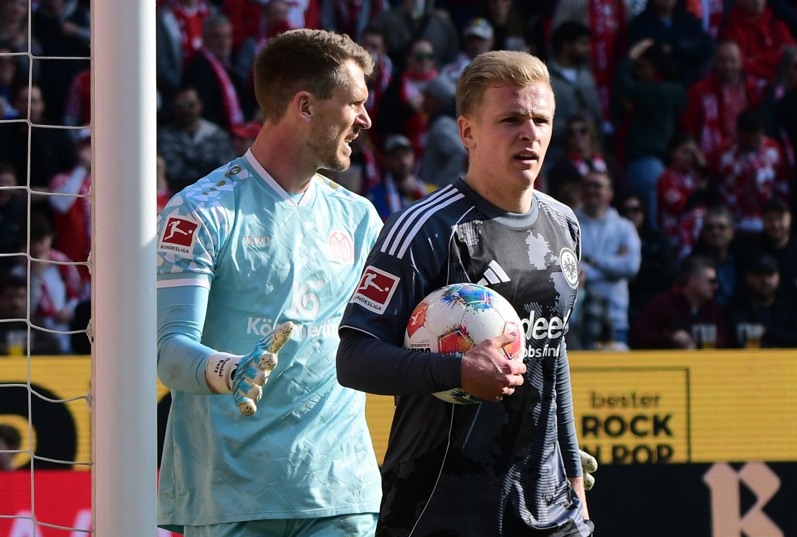 Nach dem Frankfurter Ausgleich holte Jonatan Burkardt den Ball aus dem Tor.