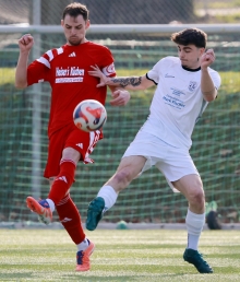 SVW-Kapitän Dominik Higi (l.) agierte gegen den FSV Schifferstadt erneut als Sturmspitze, dass er den Strafstoß schoss, hatte damit allerdings nichts zu tun, da hat er schon lange ein Abonnememt.