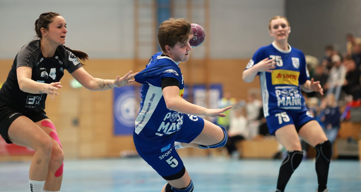 Kim Quetschs Gegenspielerin Franziska Chmurski hat gerade noch rechtzeitig ihr Trikot losgelassen, die Bretzenheimer Rückraumschützin hat freie Bahn.