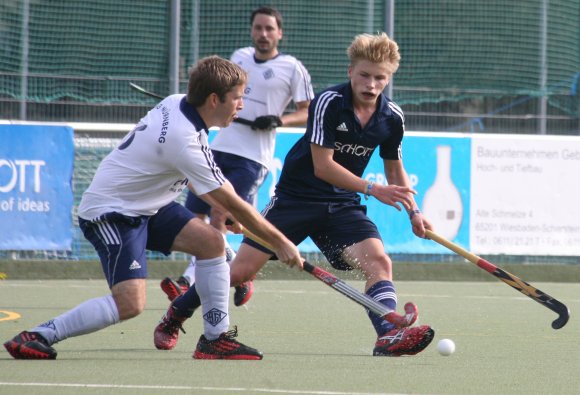 Nils Roth, hier in der Feldrunde beim 1:5 gegen die HG Nürnberg im Einsatz, bekommt gegen den HC Speyer nun auch in der Hallenrunde sein Debüt im Männerteam.