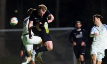 Der VfB Bodenheim (vorne: Nico Manz) war im Derby hauptsächlich mit dem Abwehren der Bretzenheimer Offensivaktionen beschäftigt.