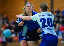 Juliane Dold (r.) und Jana Hägele halten Lia Römer auf. Sie blieb ohne Treffer, acht weitere Budenheimer Spielerinnen trafen höchstens einmal ins Bretzenheimer Tor.