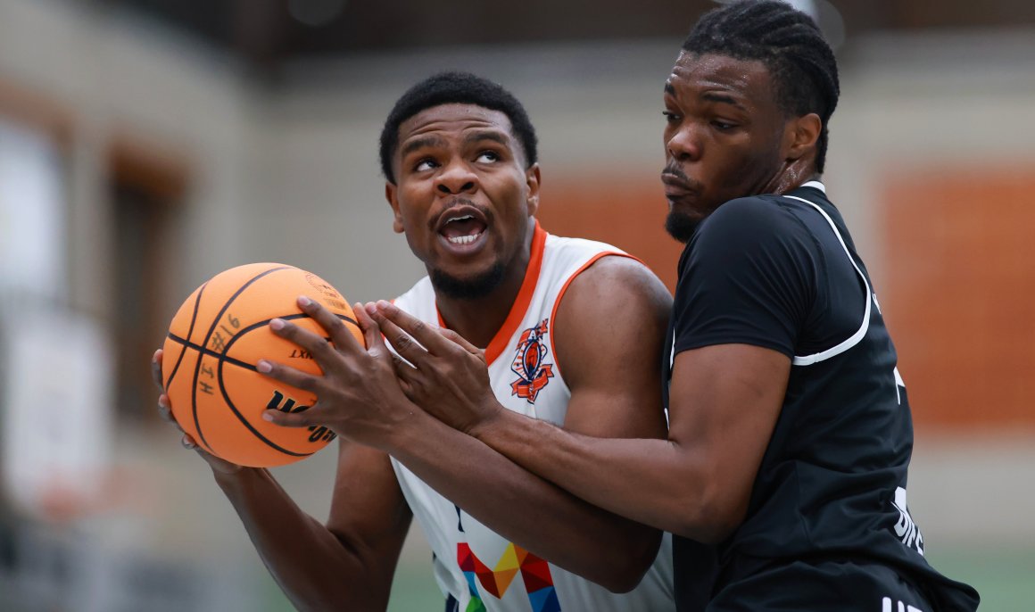 Im Hinrundenspiel gab es packende Duelle unterm Korb, wie zwischen Krist-Obi Fredrick (l.) und Christopher Osobaye...