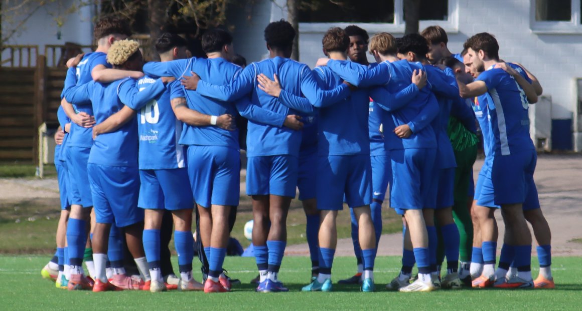 Zusammenstehen – so wie beim Kreis vor der erfolgreichen zweiten Halbzeit gegen den FV Engers – muss es auch im Auswärtsspiel bei den Spfr. Eisbachtal aussehen, um sich weiter von der Abstiegszone abzusetzen. 