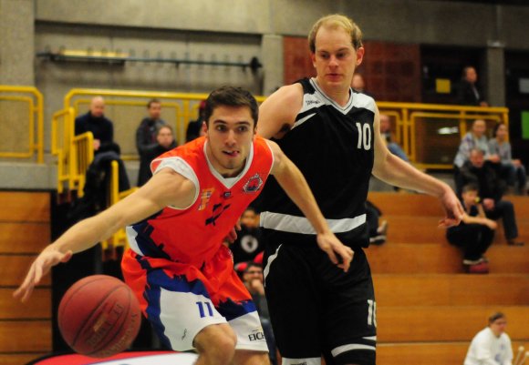 Keinen Ball verlorengeben dürfen Sebastian Krause (l.) und die ASC-Basketballer am Samstag gegen den FCK. Der Tabellenletzte benötigt dringend den dritten Saisonsieg.