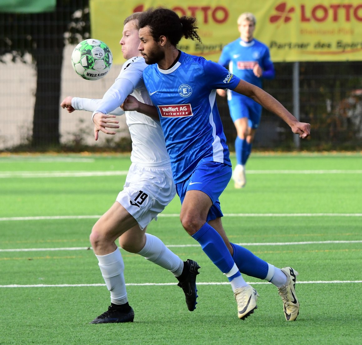 Deniz Cinar (l.) ist einer der ehemaligen Marienborner, die ins blaue Kreuznacher Trikot gewechselt und jetzt in den Abstiegskampf involviert sind.