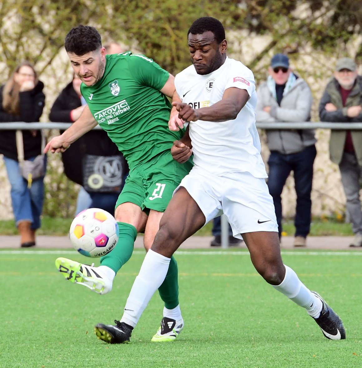 TuS-Innenverteidiger Michael Kohns bleibt in dieser Szene Zweikampfsieger gegen Levi-Kabenda Mukamba...