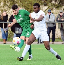 TuS-Innenverteidiger Michael Kohns bleibt in dieser Szene Zweikampfsieger gegen Levi-Kabenda Mukamba...