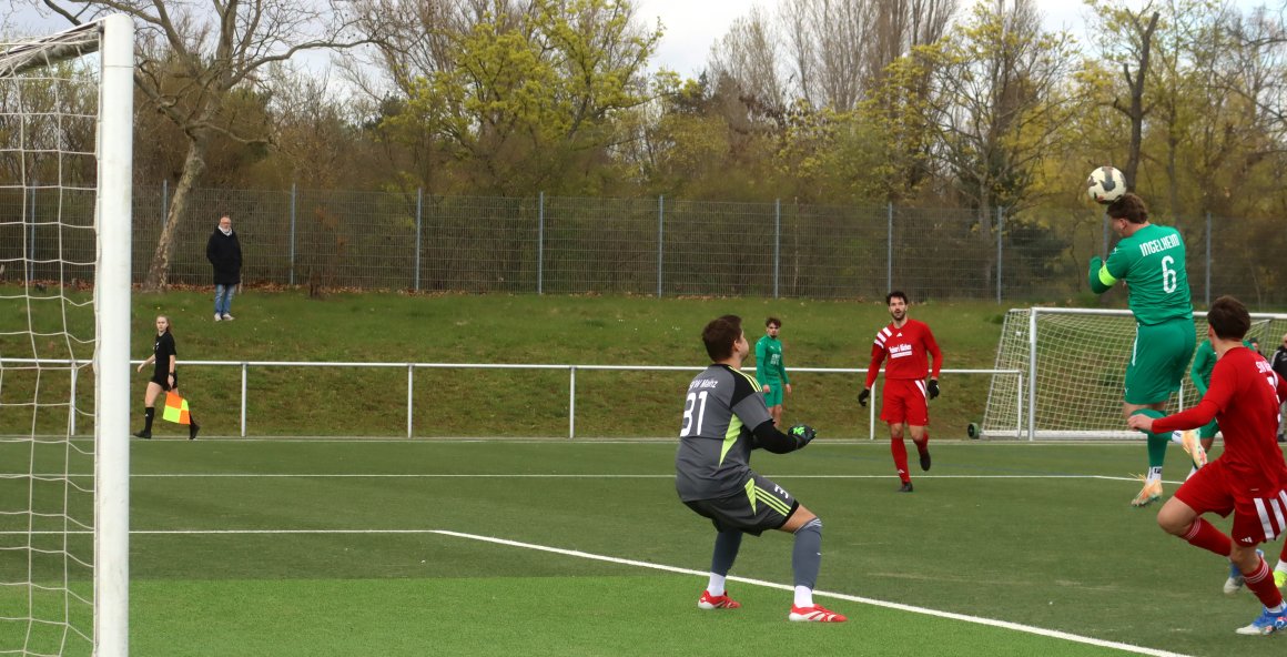 Das reichte der SpVgg: Tom Zimmer köpft über den auf halber Strecke verharrenden Markus Merker hinweg zum Tor des Tages ein.