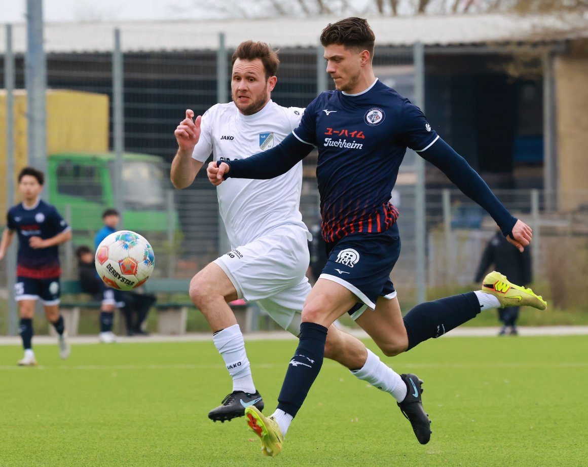 Der 21. Saisontreffer von Gianni Aulettta war der Höhepunkt der Torgala des FC Basara bei der SG Hüffelsheim, der Stürmer taf per Seitfallzieher.