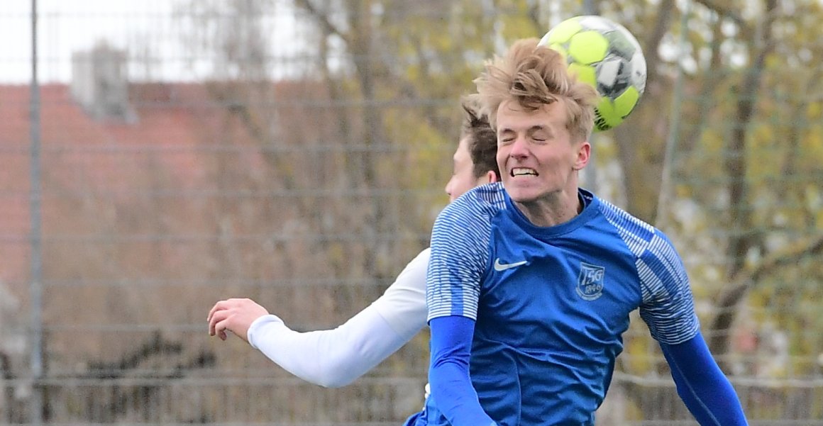 In diesem Kopfballduell mit Niklas Kasper kommt Leander Rosinus nicht an die Kugel, mit der TSG aber nimmt er drei Punkte aus Zornheim mit.