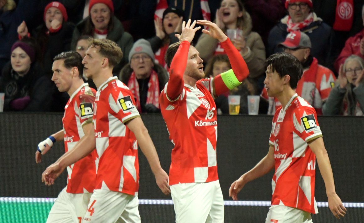 Silvan Widmer jubelt nach seinem Conference-League-Treffer gegen Samsunspor...