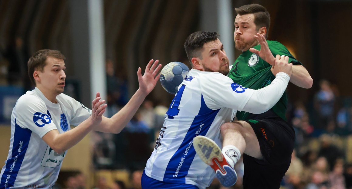 Humorlos bremst der Bretzenheimer Jannik Schmidt den Bodenheimer Spielmacher Florian Krekel aus. Der kam aus dem Spiel zwar nur auf einen Treffer, dafür saßen alle seine vier Versuche von der Siebenmeterlinie.