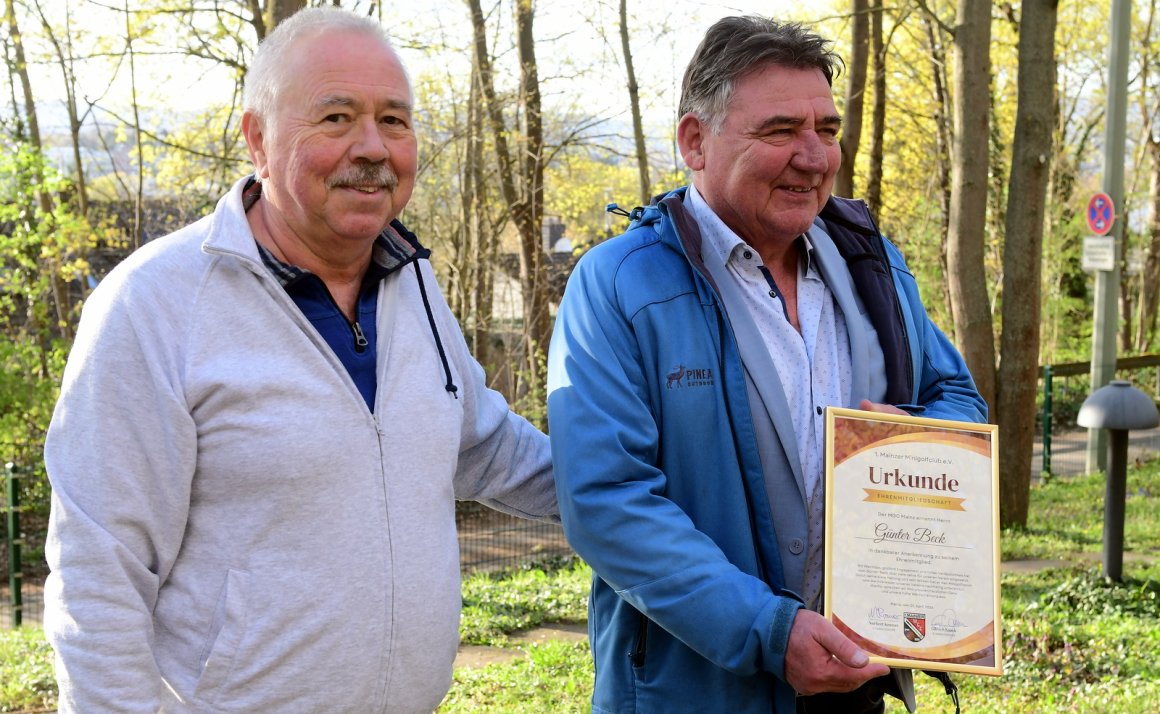 Kaum Privatier, schon Ehrenmitglied: MGC-Chef Norbert Kramer überreichte Günter Beck die Urkunde.