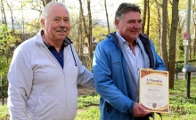 Kaum Privatier, schon Ehrenmitglied: MGC-Chef Norbert Kramer überreichte Günter Beck die Urkunde.