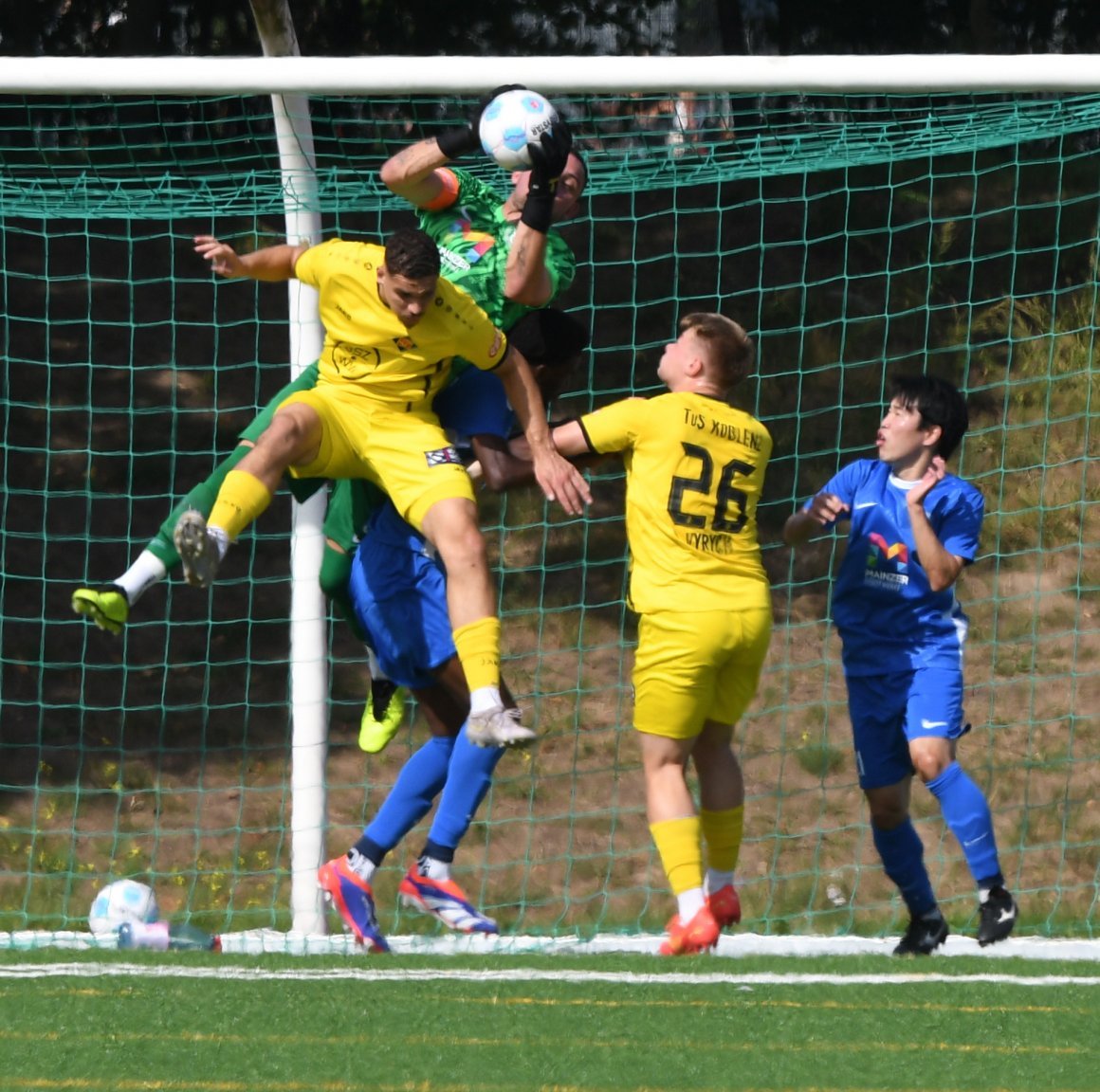 Solche heikle Szenen gegen die Koblenzer im eigenen Fünfmeterraum, wie hier beim 0:0 in der Hinrundenbegegnung, in denen Torwart Paul Simon alles riskieren musste, wusste der SV Gonsenheim auf dem Oberwerth zu verhindern.
