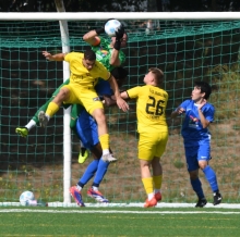 Solche heikle Szenen gegen die Koblenzer im eigenen Fünfmeterraum, wie hier beim 0:0 in der Hinrundenbegegnung, in denen Torwart Paul Simon alles riskieren musste, wusste der SV Gonsenheim auf dem Oberwerth zu verhindern.