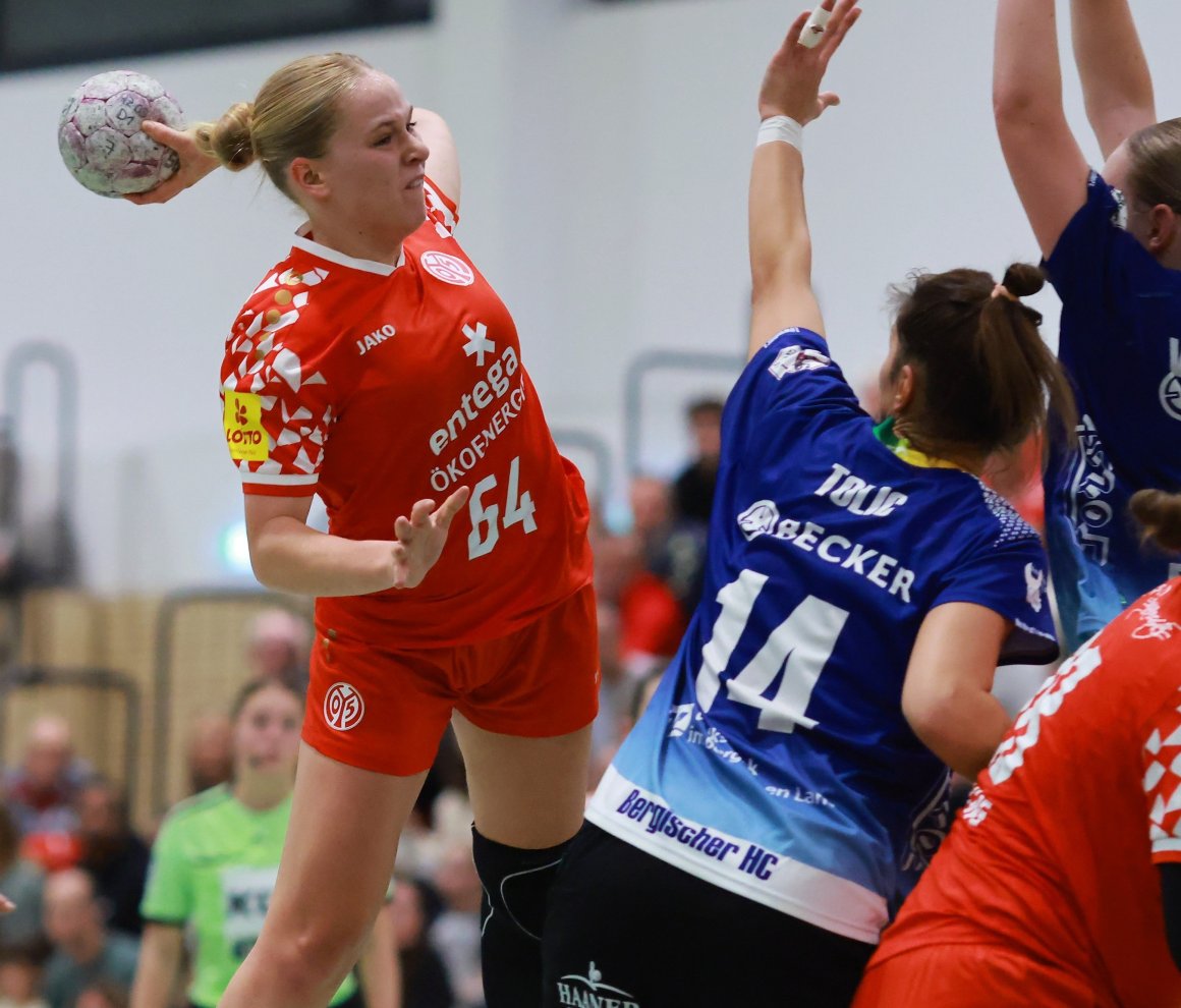 Claire Ramacher bildet mit ihren einstigen Zweitmannschaftskolleginnen Nora Schulze und Anna Weidle ein schlagfertiges Rückraumtrio, das den Angriff gegen den Rostocker HC auf Touren brachte.