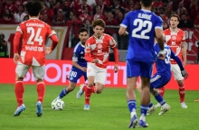 Soeben hat Kaishu Sano dem Straßburger Gessime Yassine den Ball abgeluchst, und nach einem Doppelpass mit Sota Kawasaki macht er sich auf den Weg zum 1:0.