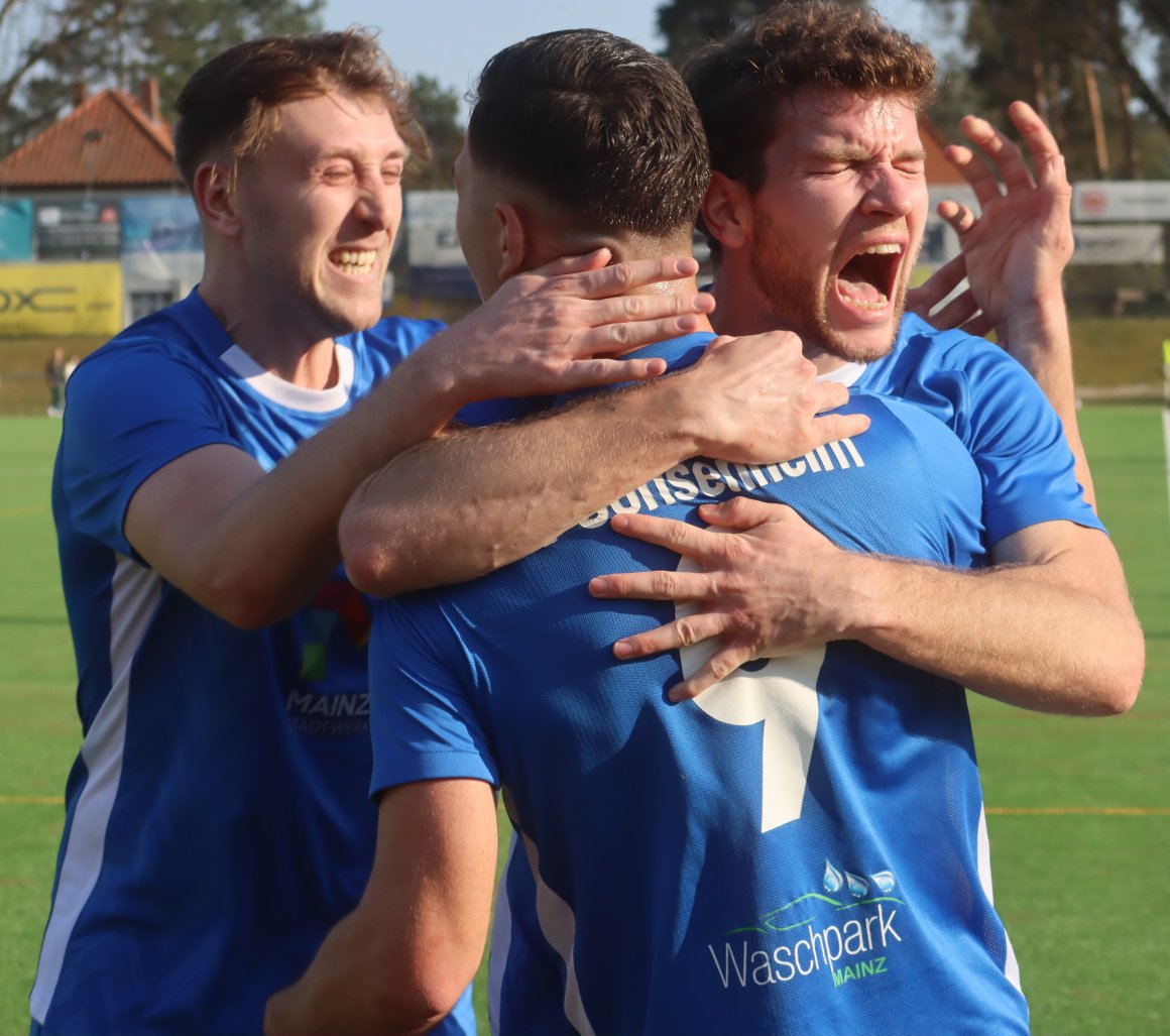 So wie sich Christian Jindra, Enis Coric und Maurice Neukirch (v. l.) über die Wende im jüngsten Heimspiel gegen den FV Engers freuen, soll der Torjubel des SV Gonsenheim beim Schlusslicht FV Eppelborn möglichst ohne vorherigen Rückstand möglich sein.
