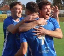 So wie sich Christian Jindra, Enis Coric und Maurice Neukirch (v. l.) über die Wende im jüngsten Heimspiel gegen den FV Engers freuen, soll der Torjubel des SV Gonsenheim beim Schlusslicht FV Eppelborn möglichst ohne vorherigen Rückstand möglich sein.