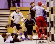 Turbulente Szene in der 48. Minute: HCS-Kapitän Timo Breuer (liegend) wurde vom untröstlichen Simon Jacob (Mitte) übel im Gesicht getroffen. Breuers Mitspieler Nico Röder (l.) packt die Wut, und sein Torwart Jan-Hendrik Kettemann sowie Schottler Dennis Hoeter (Nr. 18) holen sich im Hintergrund gerade ihre Disqualifikationen ab.