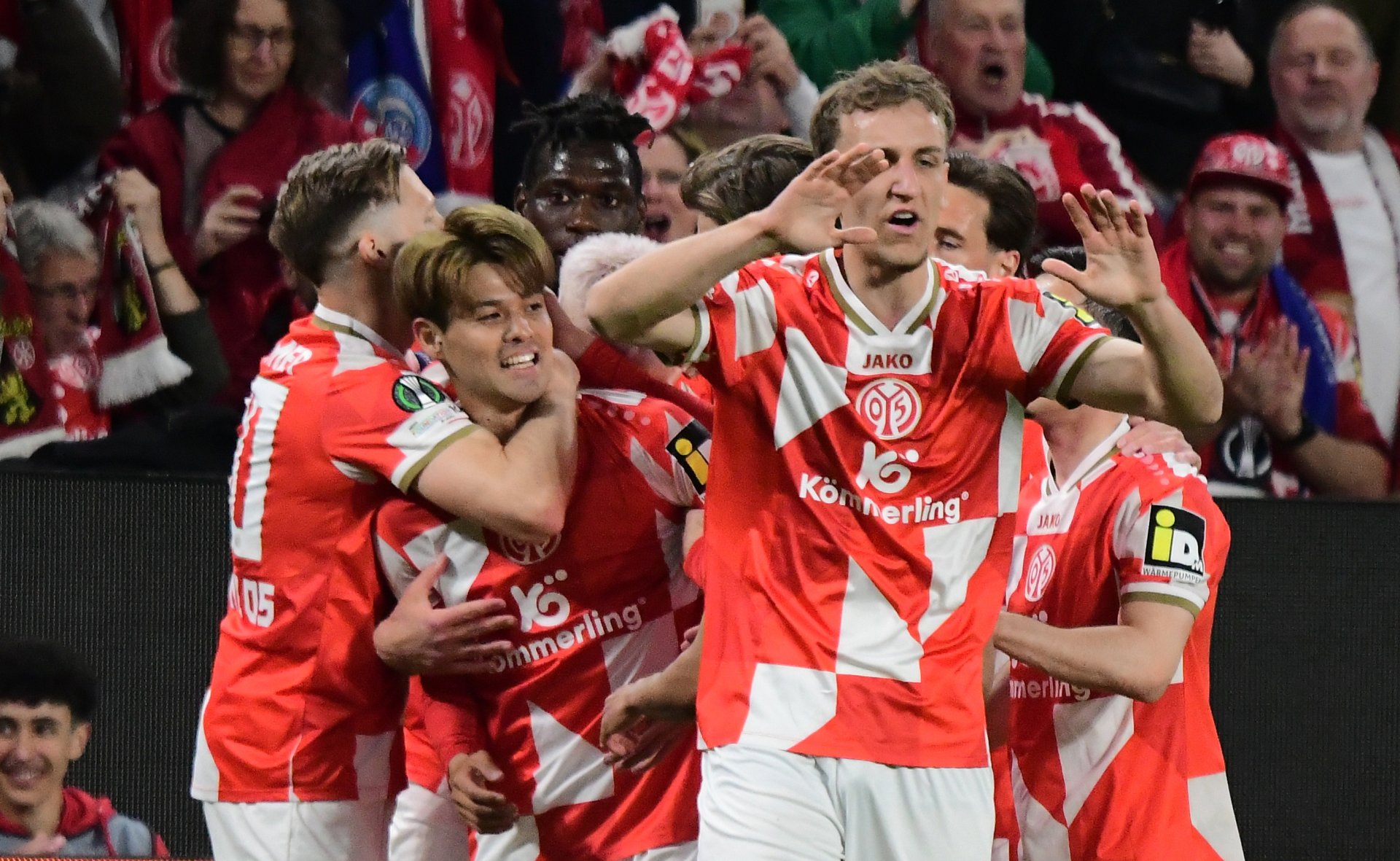 Erste Sahno: Die Mainzer bejubeln das 1:0...