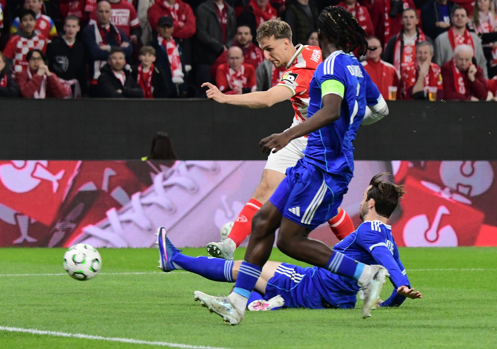 An Chancen für einen höheren Sieg mangelte es den 05ern nicht. Nelson Weiper besaß die erste nach rund 80 Sekunden, verzog aber.