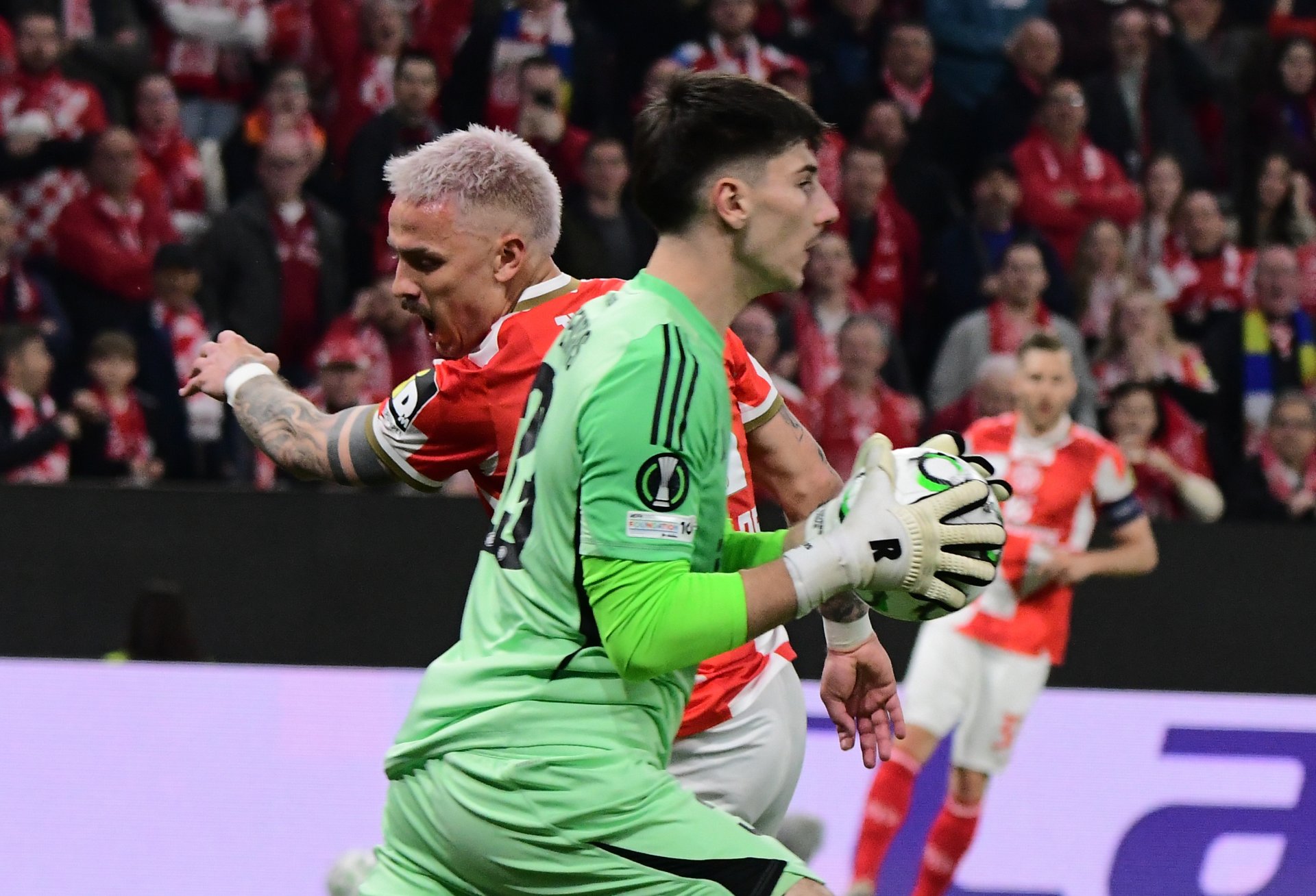 Phillip Tietz kommt in dieser Szene  einen Tick zu spät gegen Torwart Mike Penders...