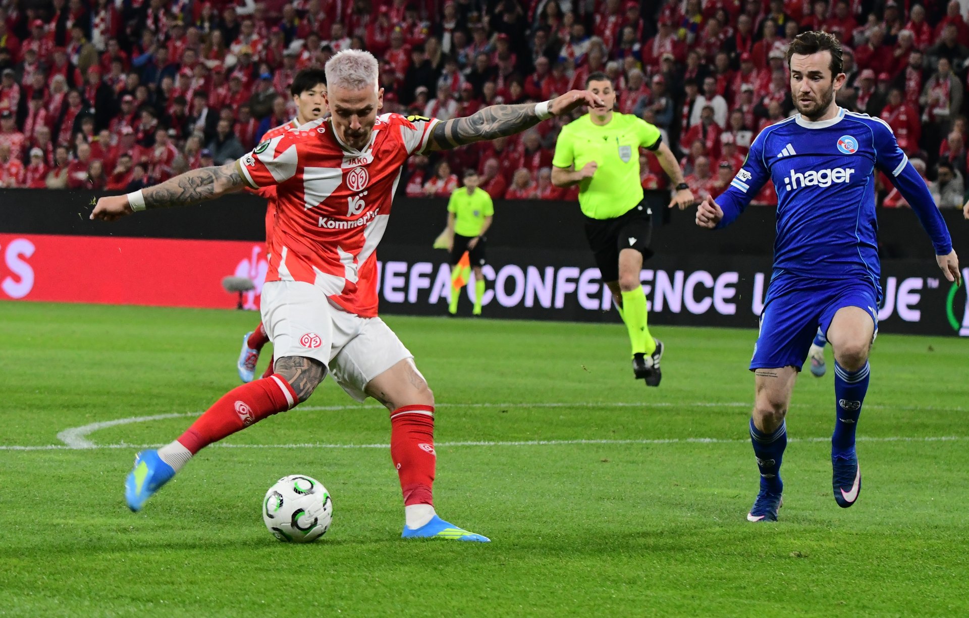 ...und scheiterte nach Sano-Zuspiel mit diesem Schuss aus spitzem Winkel ebenfalls am starken Racing-Keeper.